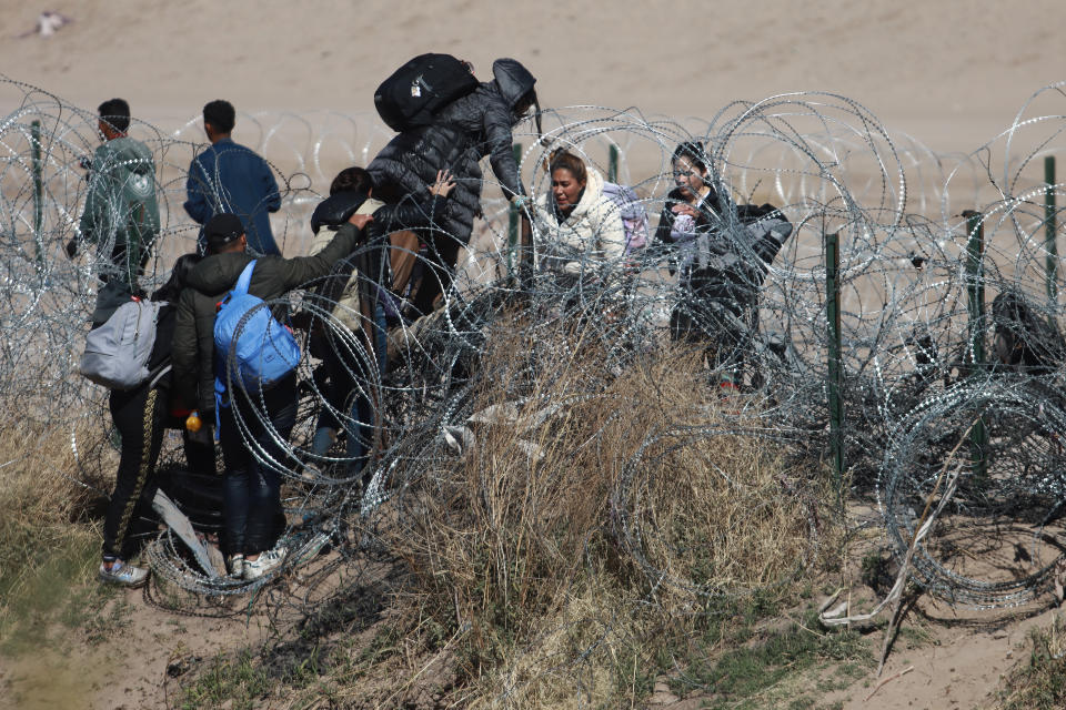 Grupos de migrantes de diferentes nacionalidades llegan al Río Bravo. (Foto de Christian Torres/Anadolu vía Getty Images)