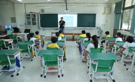 （觀傳媒中彰投新聞）【記者顏淑娟／台中報導】台中市為提供孩子優質學習環境，市長盧秀燕今(2)日於市政會議宣布推出「陪你長大，全面汰換學校課桌椅」計畫。「孩子教育最重要，非做不可！」盧市長表示，學生每天就有三分之一的時間在學校學習，課桌椅因老舊或不合身型，影響學習和坐姿及視力。市府自113年至115年以4億餘元全面汰換國中小學校的固定課桌椅，採用可配合身高、體型調整的可調式課桌椅，打造最舒適優質的學習環境。