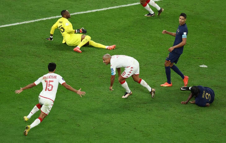 Foto del miércoles del futbolista de Túnez Wahbi Khazri celebrando tras marcar ante Francia con Mohamed Ali Ben Romdhane