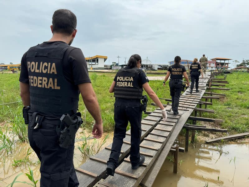 Agentes de la Policía Federal realizan una redada en un puerto durante la Operación Turquesa, en Benjamin Constant, Brasil