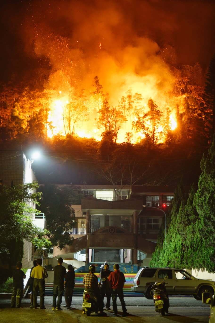 魚池鄉火燒山，火場下方的魚池國中岌岌可危。   圖：張良一/攝