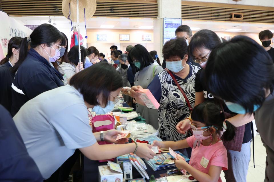 12日上午在花蓮慈濟醫院大廳舉辦民眾宣導與義賣活動，為心蓮病房(安寧病房)的心蓮旅行社募心募愛，募集基金幫助末期病人圓滿最後心願。