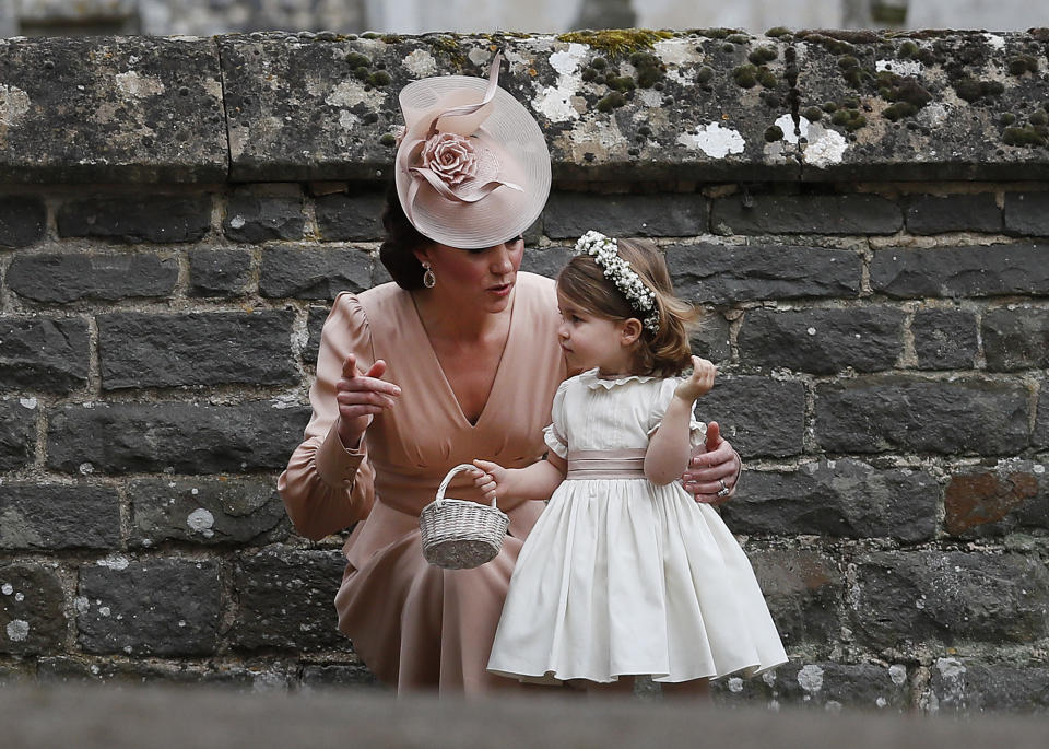 <p>Prinzessin Charlotte zeigt sich bei der Hochzeit ihrer Tante Pippa Middleton als Blumenmädchen von ihrer Schokoladenseite und sorgt für viele “Aaahs” und “Ooohs”. (Bild: AP) </p>