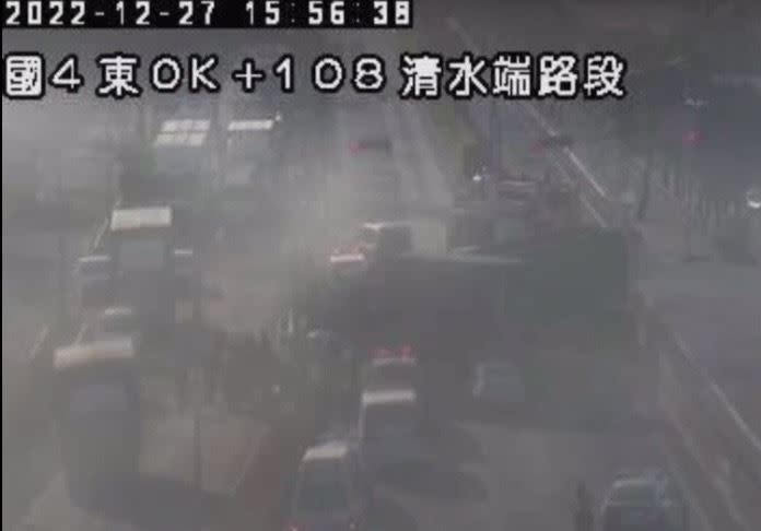 現場8車連環撞，部分車輛嚴重毀損。（圖／翻攝畫面）