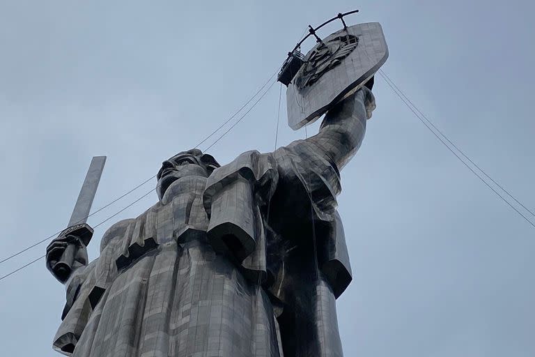 La monumental Estatua de la Madre Patria que se levanta en la parte alta del enorme Museo Nacional de la Historia de Ucrania