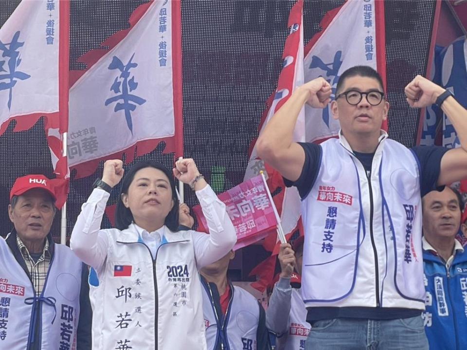 國民黨副主席連勝文（右）今天說，國民黨答應會在特定選區幫助民眾黨參選人，就一定會實現承諾。（呂筱蟬攝）