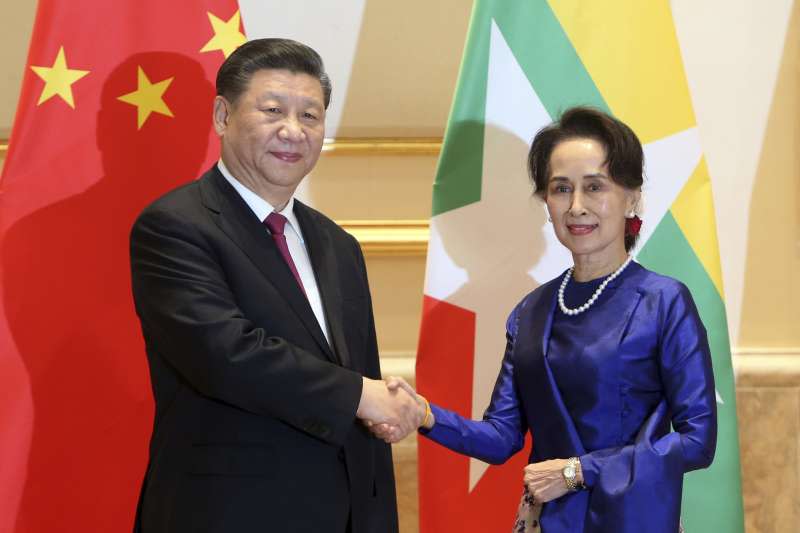 2020年1月17日，中國國家主席習近平抵達緬甸，進行為期兩天的訪問，與緬甸領導人翁山蘇姬合影。（AP）