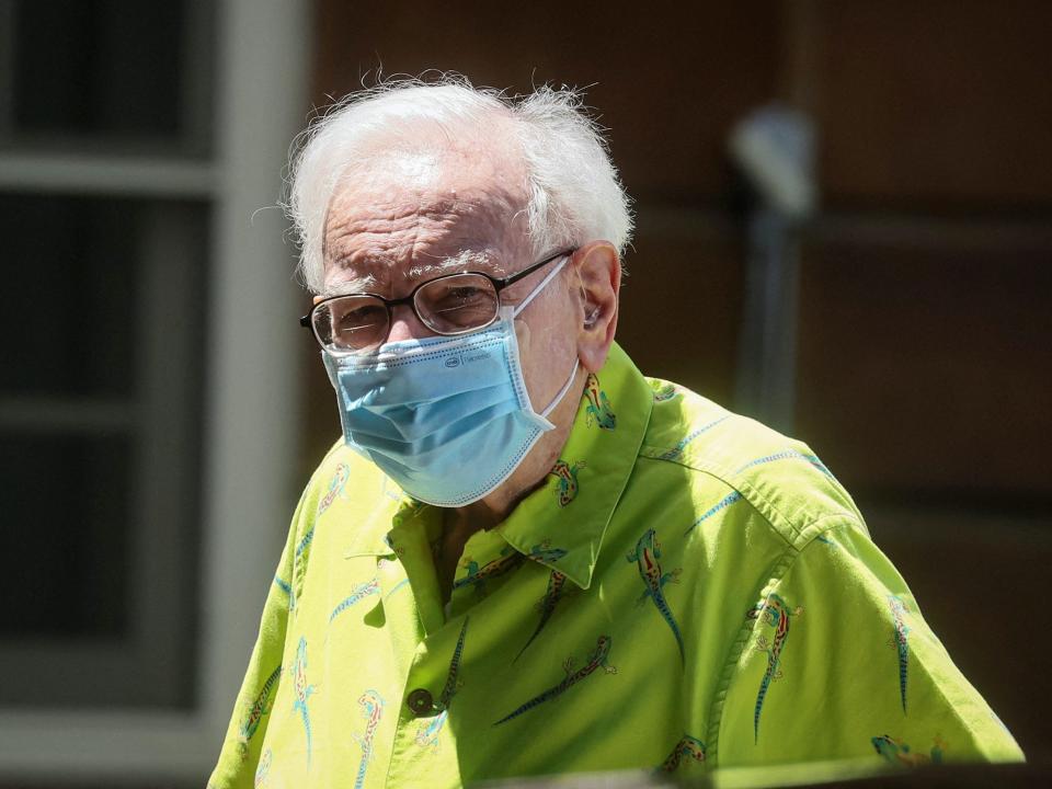 Warren Buffett wearing mask and green shirt arriving at Sun Valley conference