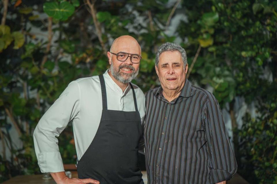 El chef Carlos García con el restaurantero Jeffrey Chodorow en Leku Fish & Garden en el Rubell Museum.
