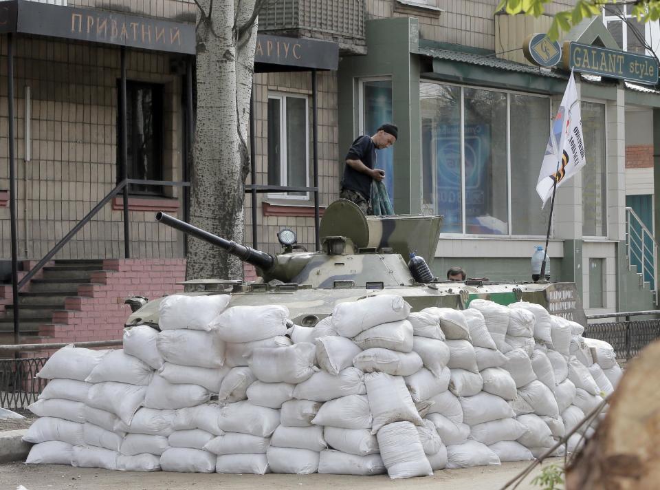 An airborne tank of pro-Russian insurgents take position in the center of Slovyansk, eastern Ukraine, Sunday, April 20, 2014. Pro-Russian insurgents defiantly refused to surrender their weapons or give up government buildings in eastern Ukraine, despite a diplomatic accord reached in Geneva and overtures from the government in Kiev. (AP Photo/Efrem Lukatsky)
