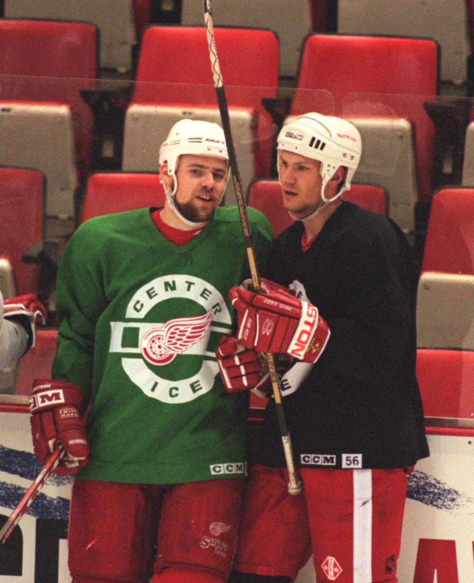 Red Wings TOMAS HOLMSTROM, .left, and NICKLAS LIDSTROM talk as they wait for another shift on a practice drill dduring practice at  Joe Louis Arena on Thursday, May 28, 1998. The Wings are getting ready for Game three of  their Western Conference sreies with  The Dallas Stars of Friday night. (PHOTO BY JULIAN H. GONZALEZ/DETROIT FREE PRESS) 