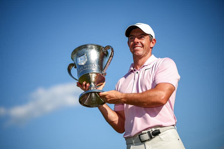 Rory McIlroy, con el trofeo del Wells Fargo Championship tras imponerse por amplio margen en Charlotte