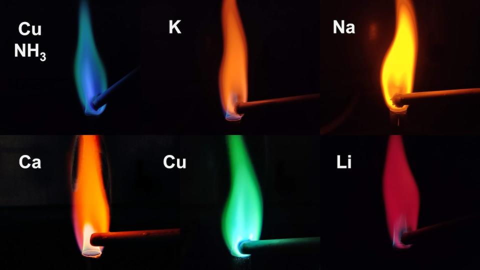 Los elementos aportan diversos colores a la llama. El azul puede obtenerse con una combinación de cloruro o perclorato amónico y sulfato de cobre. Sin embargo, en las condiciones de los fuegos artificiales, este color desaparece rápidamente.