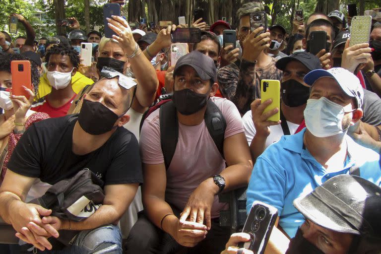 Cientos de cubanos hacen fila frente a la embajada de Panamá en La Habana, Cuba. Esto ocurre el día después de que el gobierno panameño anunciara que requerirá visas de tránsito para los cubanos