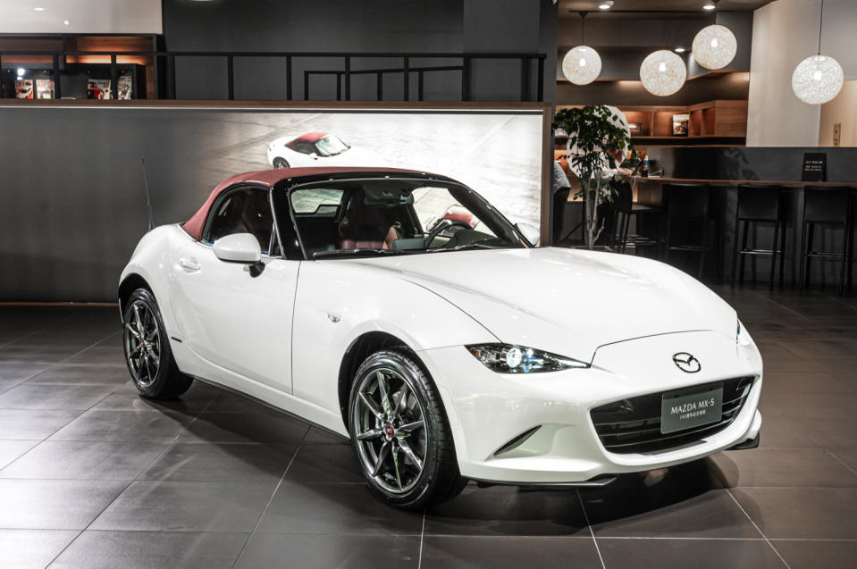 Mazda MX-5 100 週年紀念版搭配限定專屬酒紅色頂蓬。