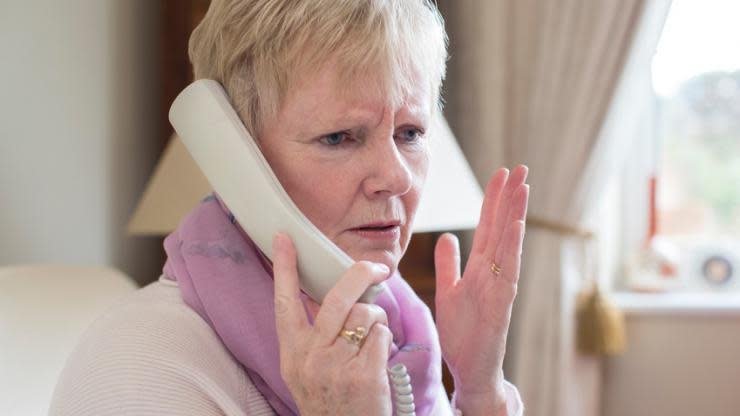 Une personne âgée au téléphone