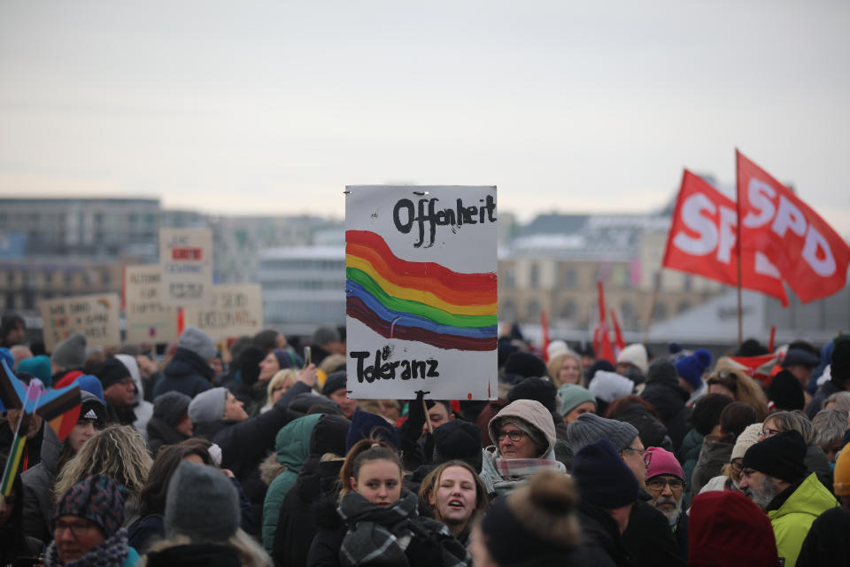 <p>Auch in Köln legten sich die Demonstrierenden an der Deutzer Werft ins Zeug, um ein Zeichen gegen rechts zu setzen. (Bild: Sascha Thelen/dpa)</p> 