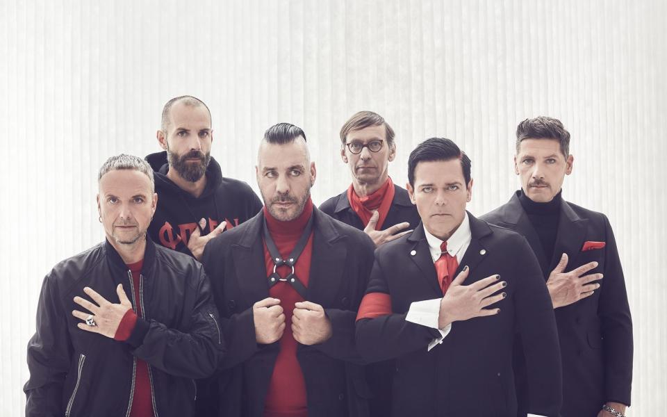 Was soll man zu Rammstein noch viel erzählen? Die stets streitbare Truppe mit den scheinbar einfachen Botschaften ist Kult. In den USA und in Russland, aber auch in Argentinien wurden Rammstein bereits mit Platin ausgezeichnet. Das wäre zu DDR-Zeiten - die Mitglieder kommen aus Ost-Berlin, Leipzig, Schwerin und Wittenberge - wohl nicht möglich gewesen. (Bild: Jens Koch)