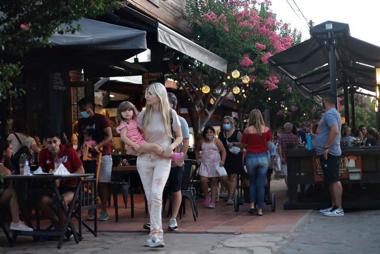 Turistas de paseo por Villa General Belgrano, en la provincia de Córdoba