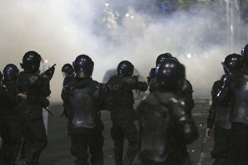 5日，吉爾吉斯警方動用閃光彈與催淚瓦斯等驅散示威者（美聯社）