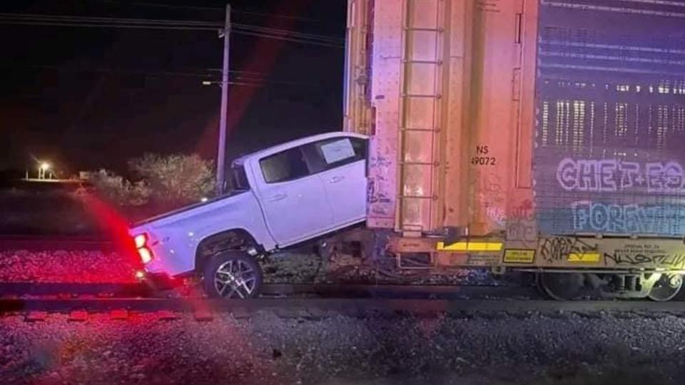 Mexican Thieves Try Boosting Pickups Off A Train