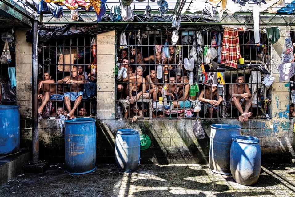 Inmates look out of a cell in a section where ‘extraordinary measures’ were introduced in the Penal Centre of Quezaltepeque (© Tariq Zaidi)