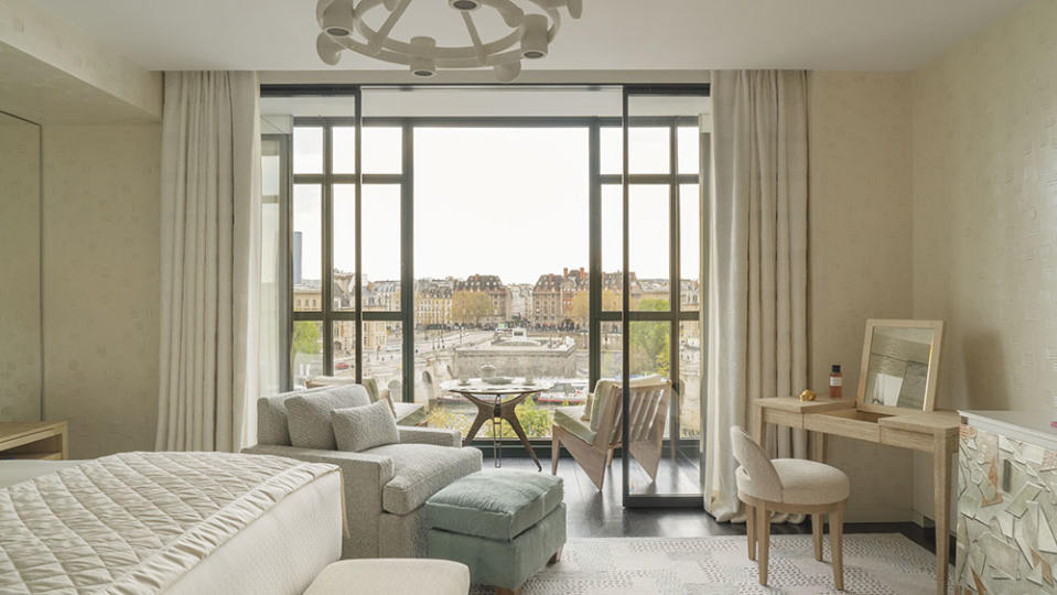 A suite overlooking the Seine