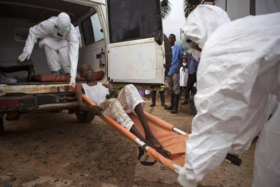 Trabajadores sanitarios suben a una ambulancia a un enfermo de ébola en Sierra Leona. (AP/Tanya Bindra)