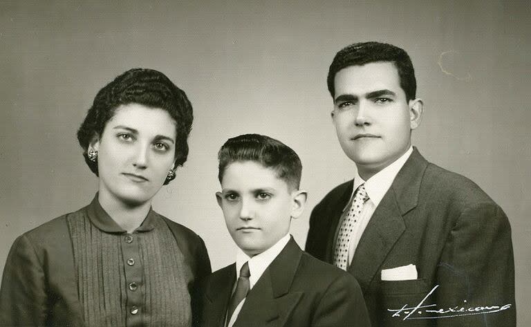 Miguel Ángel junto a sus padres, el español Salvador Bezos y la cubana Teodora Cesares
