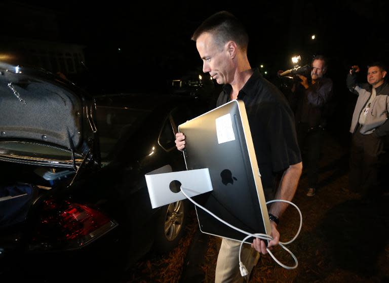 An FBI agent carries out a computer after a search of the home of Paula Broadwell on November 13, 2012, in Charlotte, North Carolina