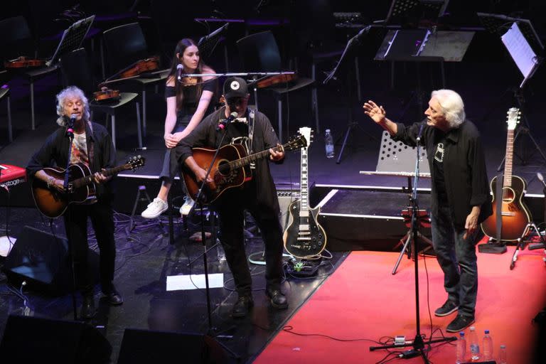 Solo faltó Charly García: Nito Mestre se reunió en escena con Raúl Porchetto y con León Gieco