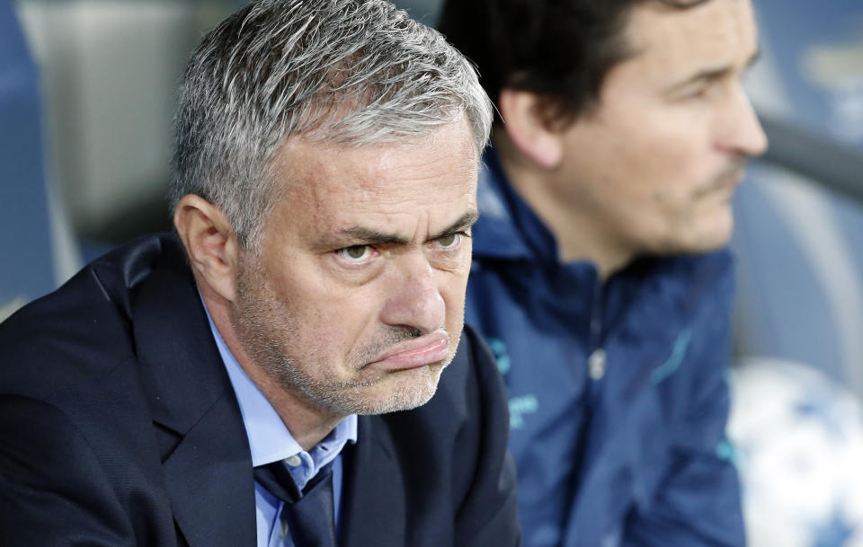 El, hasta hoy, entrenador del Chelsea, el portugués Jose Mourinho, gesticula durante un partido de la Champions league entre Maccabi Tel Aviv y el Chelsea, en el estadio Sammy Ofer, en la ciudad Haifa, Israel, el 24 de noviembre de 2015 (AFP/Archivos | Thomas Coex )