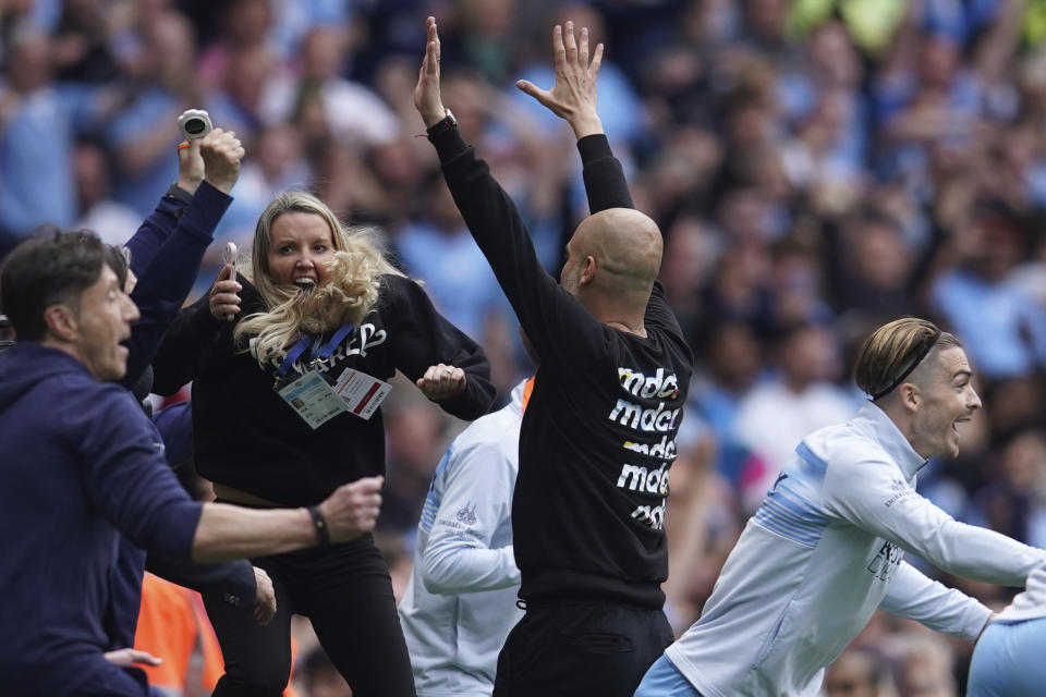 El técnico del Manchester City Pep Guardiola (centro) celebra luego que el equipo se coronó campeón de la Liga Premier tras vencer 3-2 a Aston Villa, el domingo 22 de mayo de 2022. (AP Foto/Dave Thompson)
