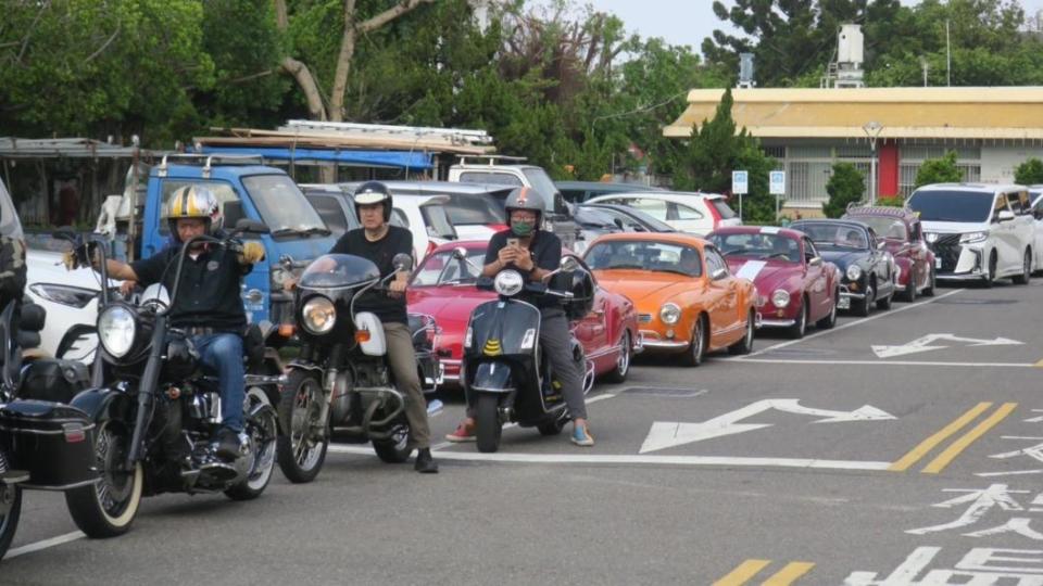 兒女們特別號召車友以各式跑車、骨董車和重機等幫老董送行。（圖／民眾提供）