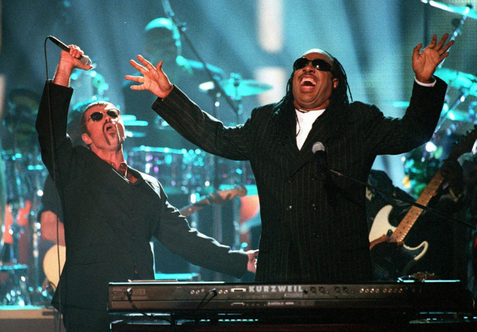 Am 10. April 1997 singt George Michael mit Stevie Wonder “Living for the City” bei den “VH1 Honors” in Universal City, Kalifornien. (Bild: AP Photo/Mark J. Terrill)