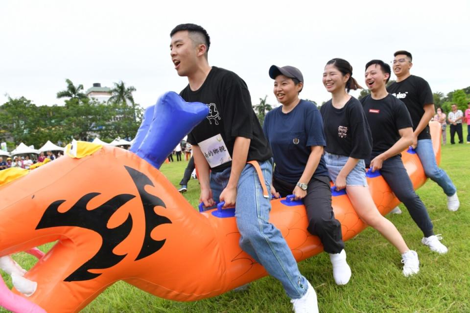 ▲龍舟趣味競賽「陸上行舟」考驗團結力與默契。（記者李欣翻攝）