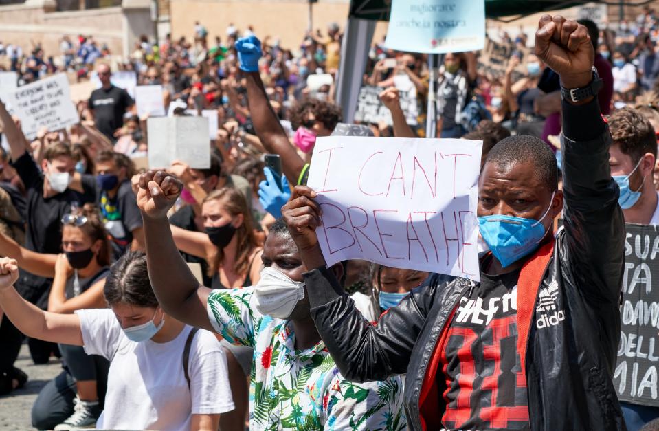 <span class="caption">Manifestation contre le racisme en souvenir de George Floyd le 7 juin 2020, à Rome, en Italie. Un homme brandit une pancarte disant « I can't breathe » (Je ne peux pas respirer). Cette phrase est devenu emblématique de la lutte des Noirs contre la violence policière.</span> <span class="attribution"><span class="source">shutterstock</span></span>