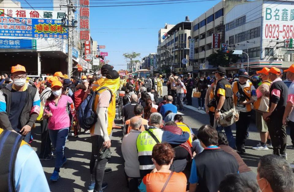 白沙屯媽祖昨日起駕沿清水、沙鹿、龍井、大肚前進，沿途吸引許多信徒鑽轎底。（記者陳金龍攝）