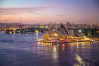 <p>Otra ciudad australiana, Sídney, es la tercera del mundo en la que es más complicado adquirir una casa con una ratio de 11,7. En el país oceánico, el precio de la vivienda ha tocado techo tras sufrir una subida severa durante los últimos años. (Foto: <a rel="nofollow noopener" href="http://pixabay.com/es/ópera-de-sydney-sydney-arquitectura-354375/" target="_blank" data-ylk="slk:Pixabay;elm:context_link;itc:0;sec:content-canvas" class="link ">Pixabay</a> / pattyjansen). </p>