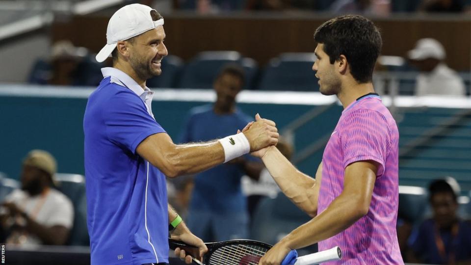 Grigor Dmitrov shakes hands with Carlos Alcaraz