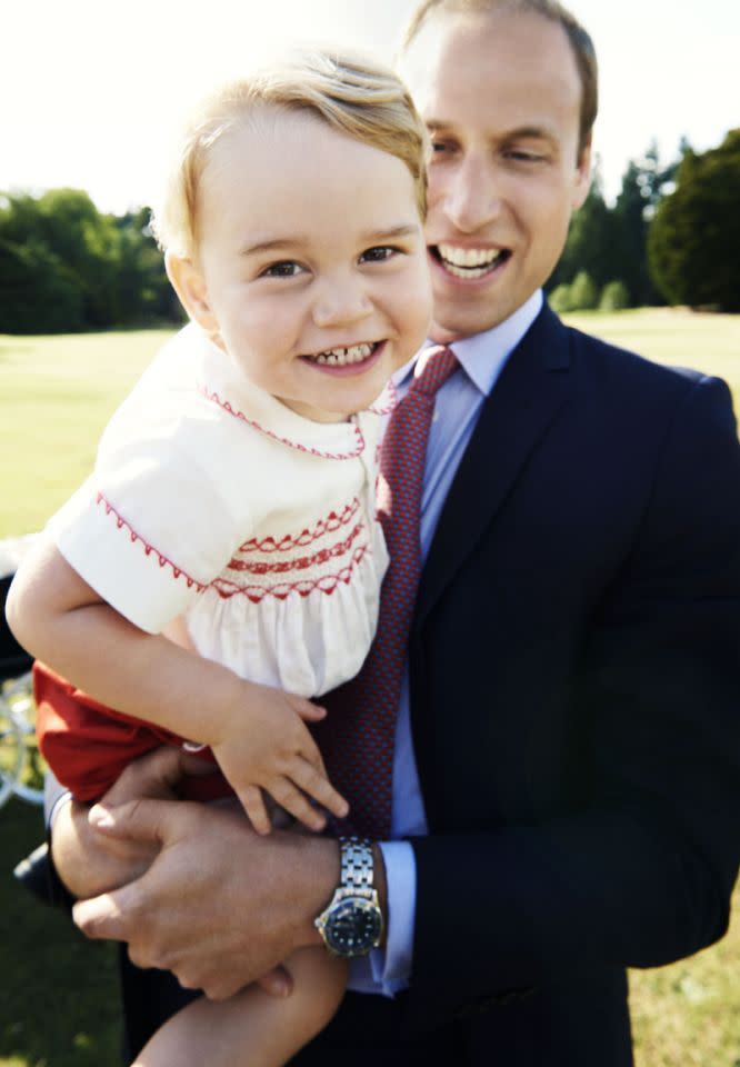 Quel beau sourire du petit prince ! Cette adorable photo de George a été publiée par le palais de Kensington afin de célébrer son deuxième anniversaire.