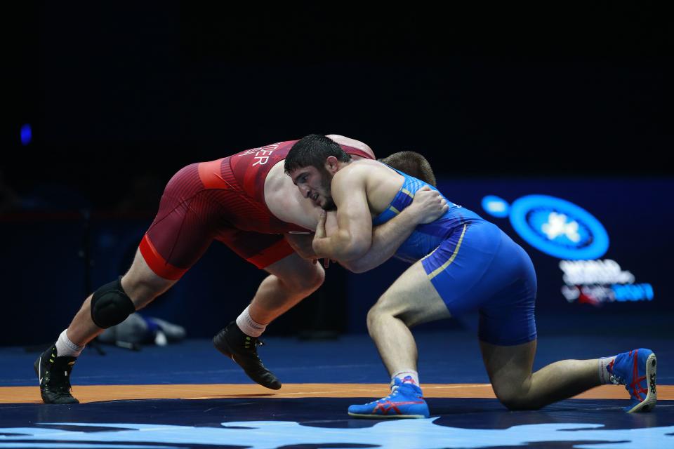 Kyle Snyder (left) beat Abdulrashid Sadulaev at the wrestling world championships in 2017. (BENJAMIN CREMEL/AFP via Getty Images)