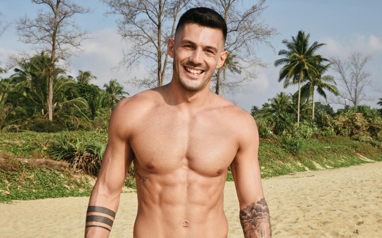 Profifußballer Max scheint bei "Bachelorette" Sharon gute Karte zu haben. Er bekommt als Erstes eine Rose. (Bild: RTL / René Lohse)