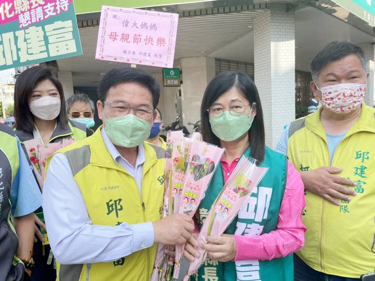 邱建富夫婦市場送花賀節　民眾稱謝並祝高票當選