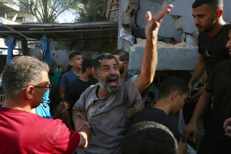 Un hombre palestino reacciona después de que una vivienda fuera alcanzada por un ataque aéreo israelí en Rafah, en el sur de la Franja de Gaza, el 30 de octubre de 2023.