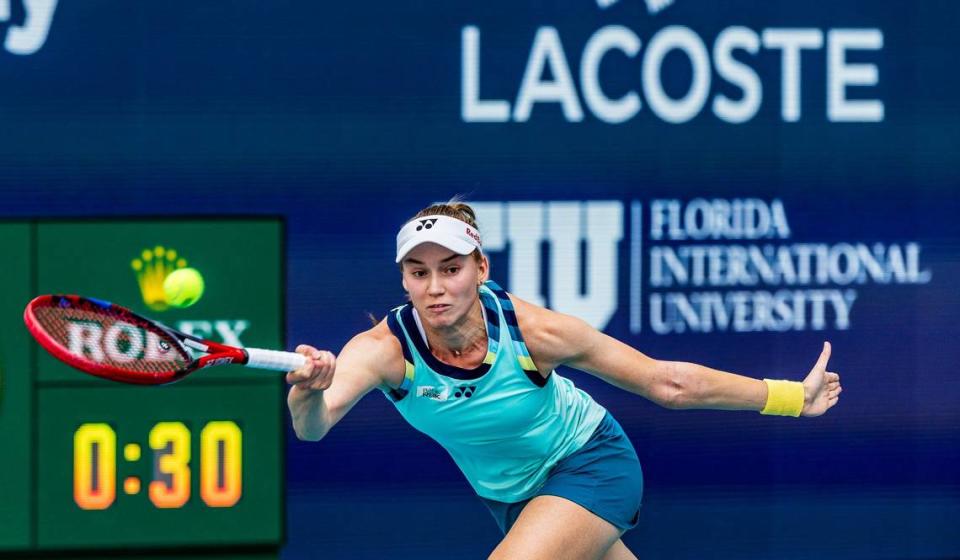 La kazaja Elena Rybakina devuelve la pelota ante la estadounidense Danielle Collins, en la final del Miami Open celebrada el 30 de marzo de 2024 en el Hard Rock Stadium de Miami Garden.