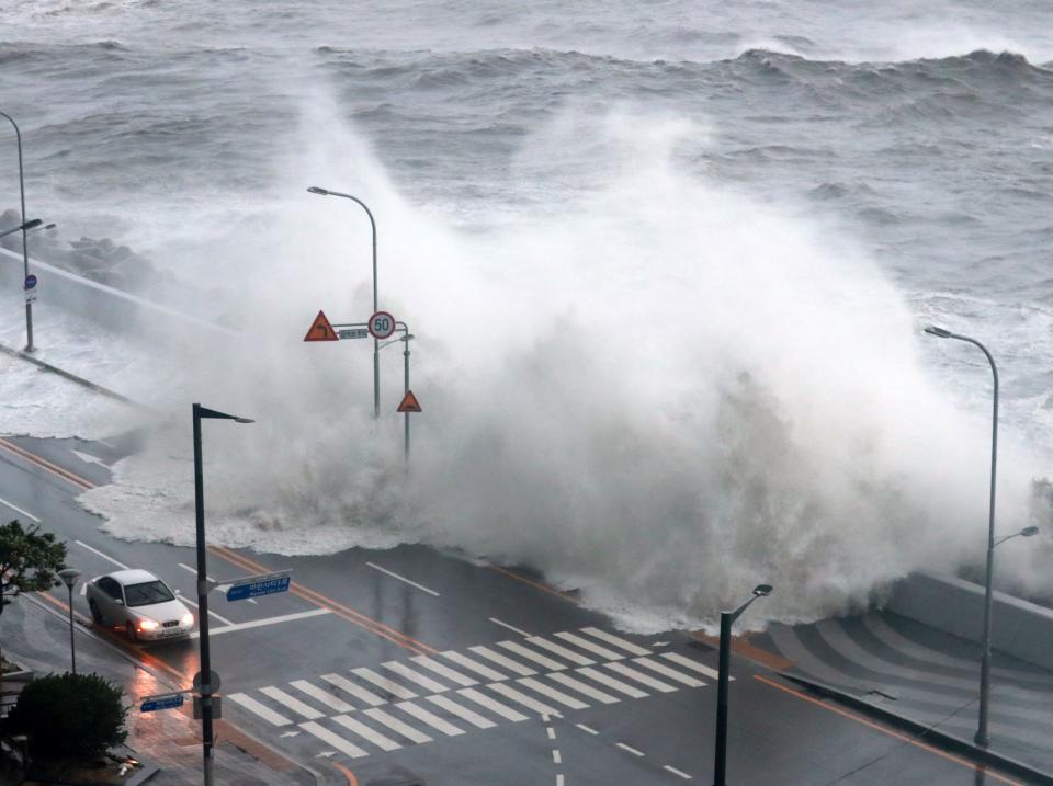 軒嵐諾6日直撲南韓，海面捲起巨浪吞噬路面。（AFP）