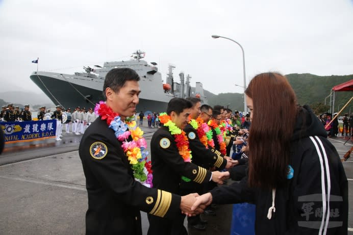 蘇澳高級海事水產職業學校同學11日向敦睦支隊官兵獻花，迎接他們的到訪。（軍聞社記者莊家宏攝）