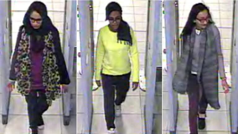 Las adolescentes británicas Kadiza Sultana, Amira Abase y Shamima Begum atraviesan barreras de seguridad en el aeropuerto de Gatwick.