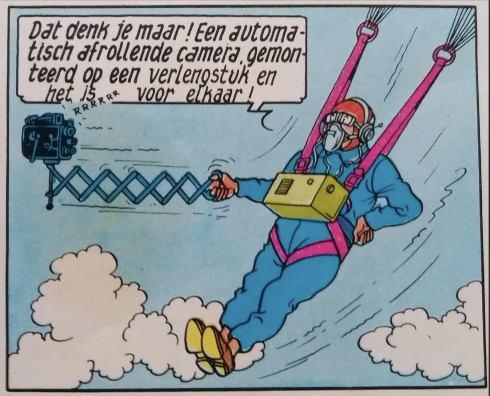 A blue-suited character in a harness operates an automatic unwinding camera mounted on a long extension while flying through the sky. Dutch text speech bubble